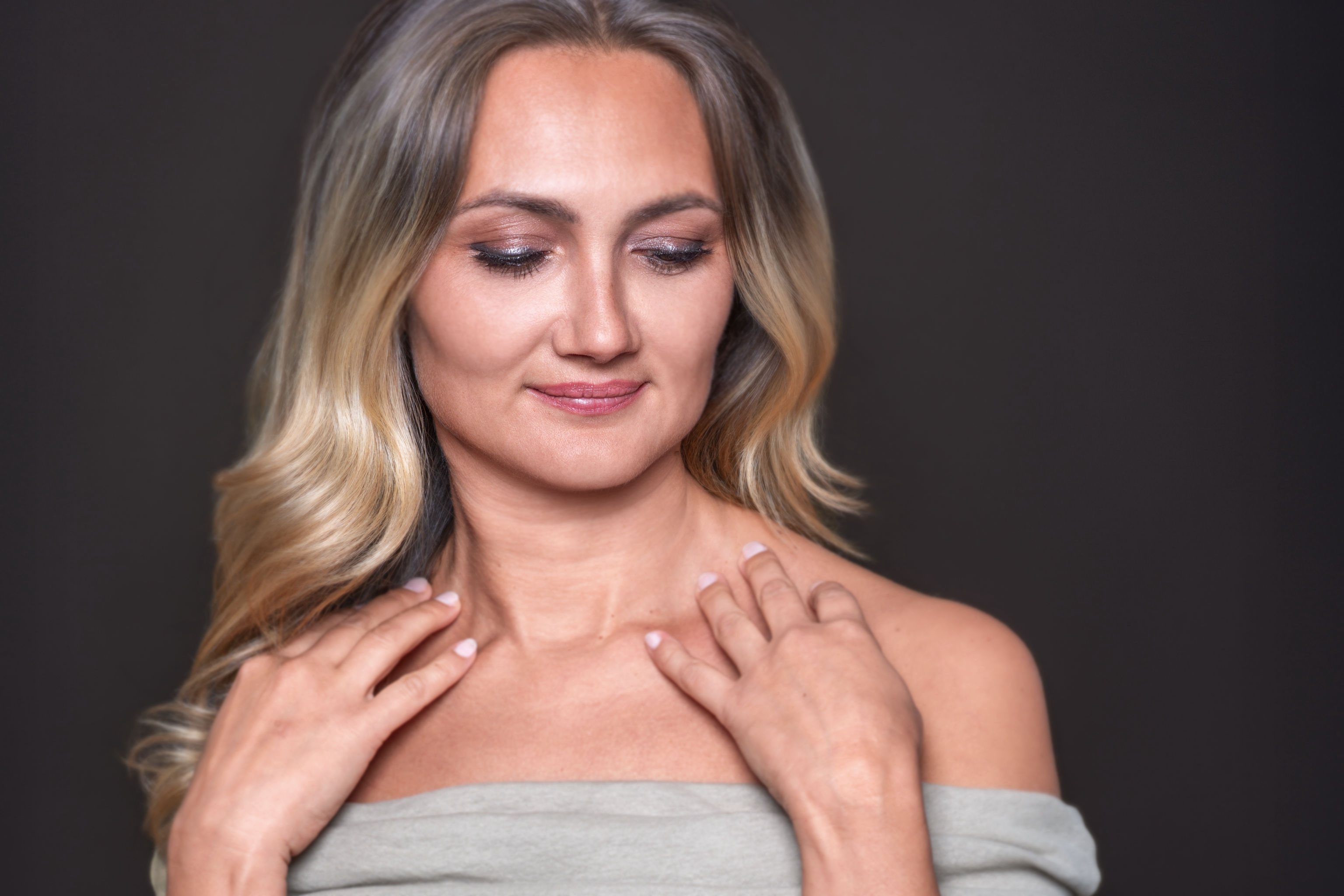 Natalie im Fotostudio, barfuss, bekleidet mit Jeans und weissem Top