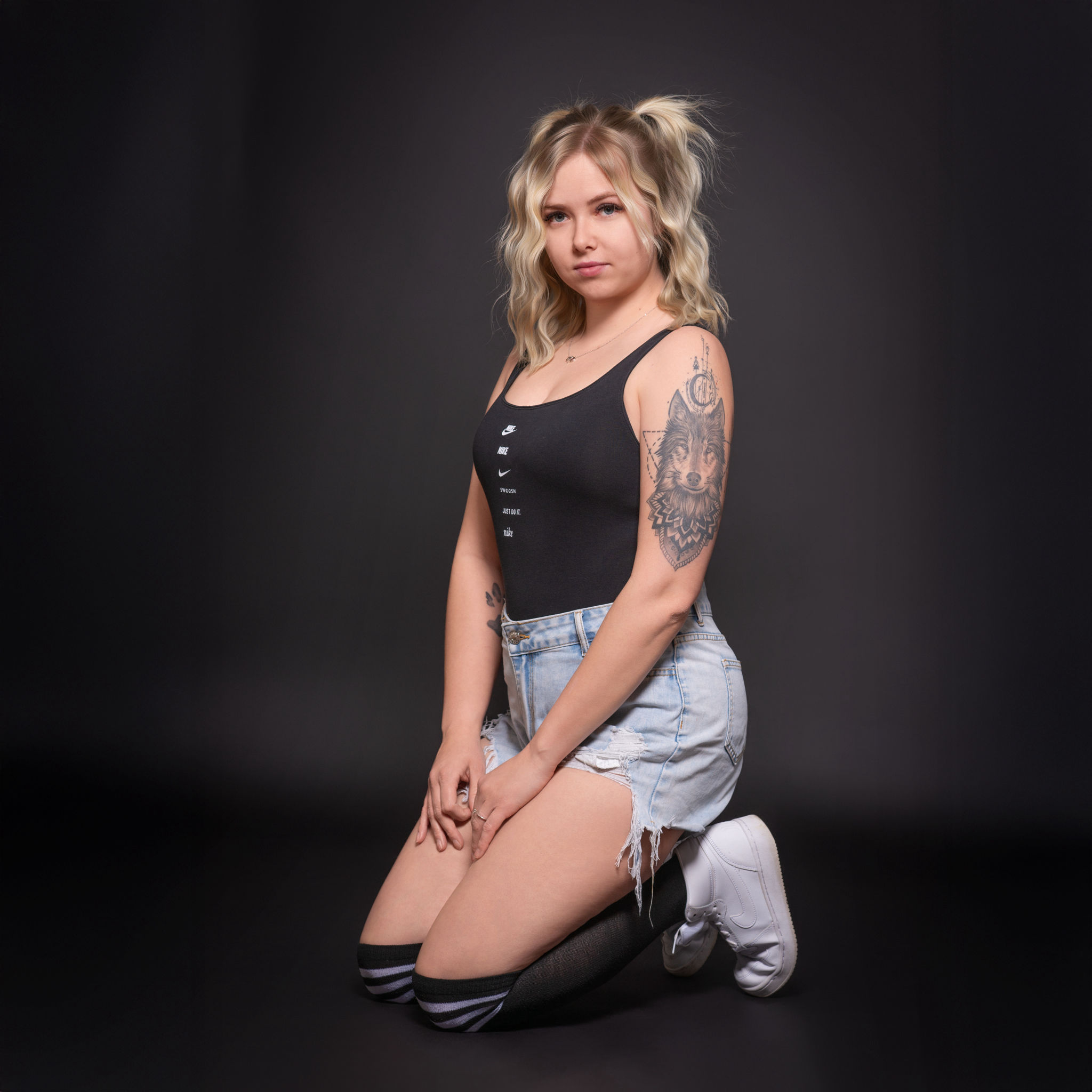 Tami beim Beautyshooting, weisse Nike Sneaker, Adidas Overknees, Nike Body, Jeans Hotpant